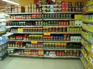 estante con marcas de cafe